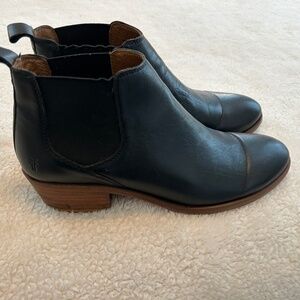 Frye Chelsea Boots in black